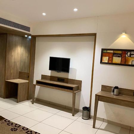 Hotel Regency สุรัต ภายนอก รูปภาพ