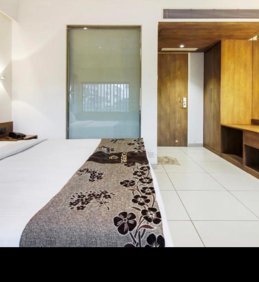 Hotel Regency สุรัต ภายนอก รูปภาพ