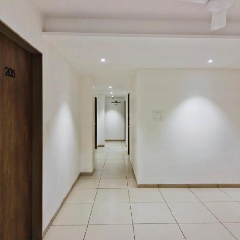 Hotel Regency สุรัต ภายนอก รูปภาพ