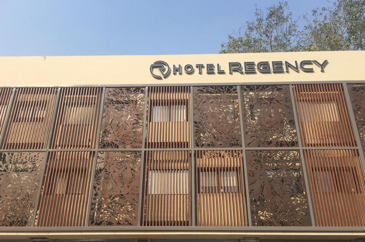 Hotel Regency สุรัต ภายนอก รูปภาพ