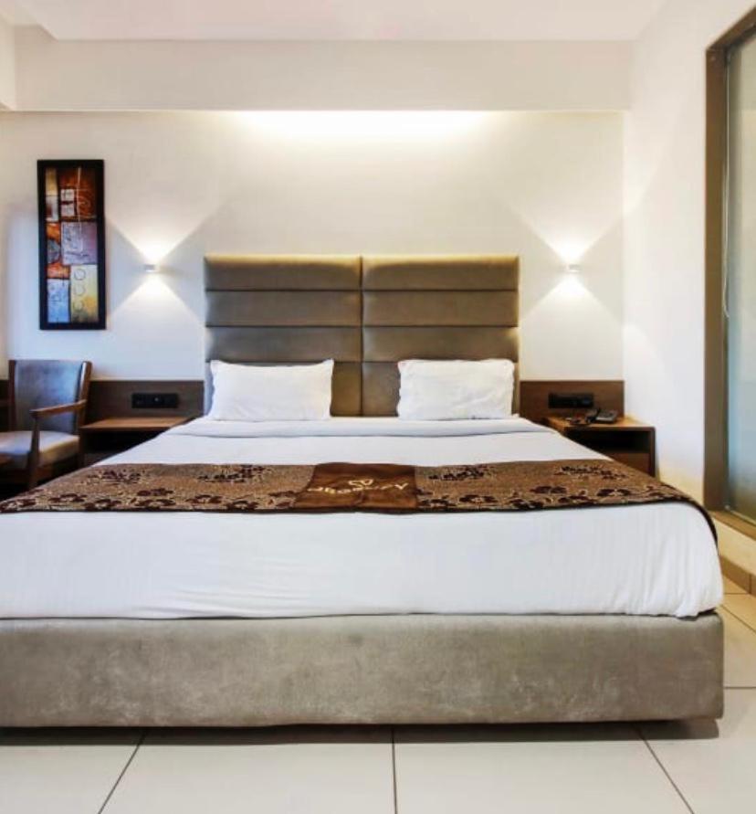 Hotel Regency สุรัต ภายนอก รูปภาพ