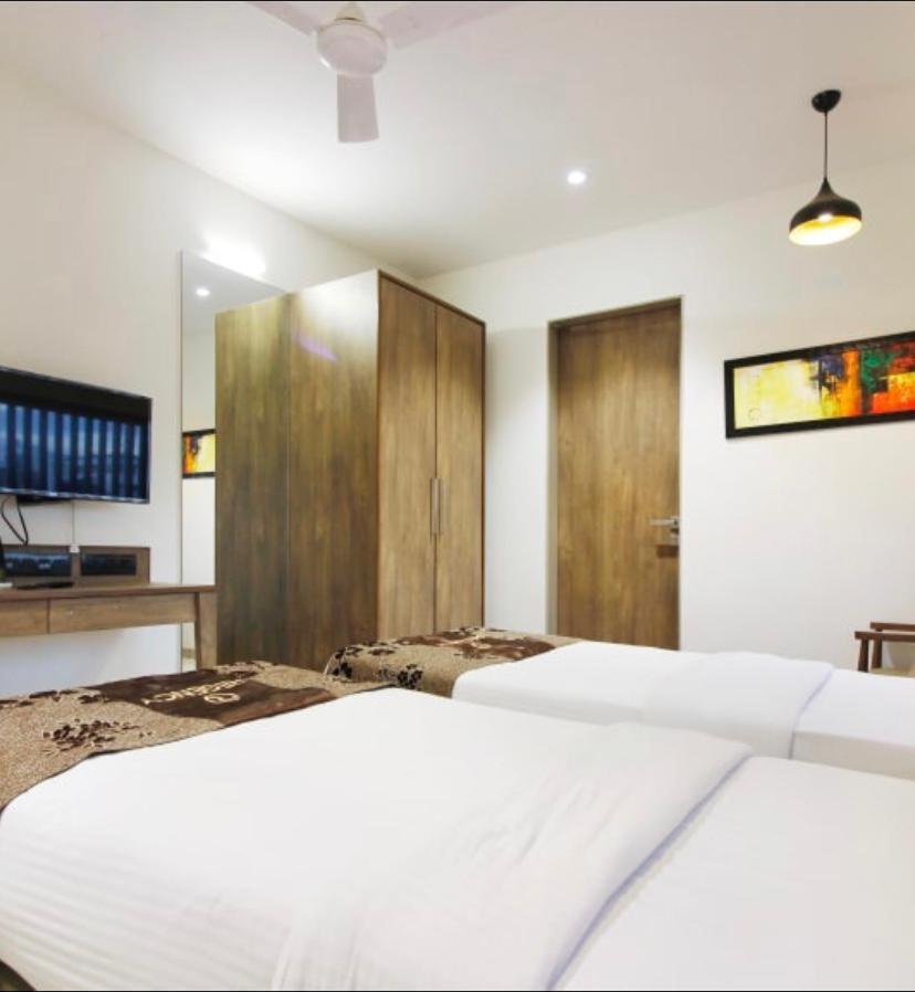 Hotel Regency สุรัต ภายนอก รูปภาพ