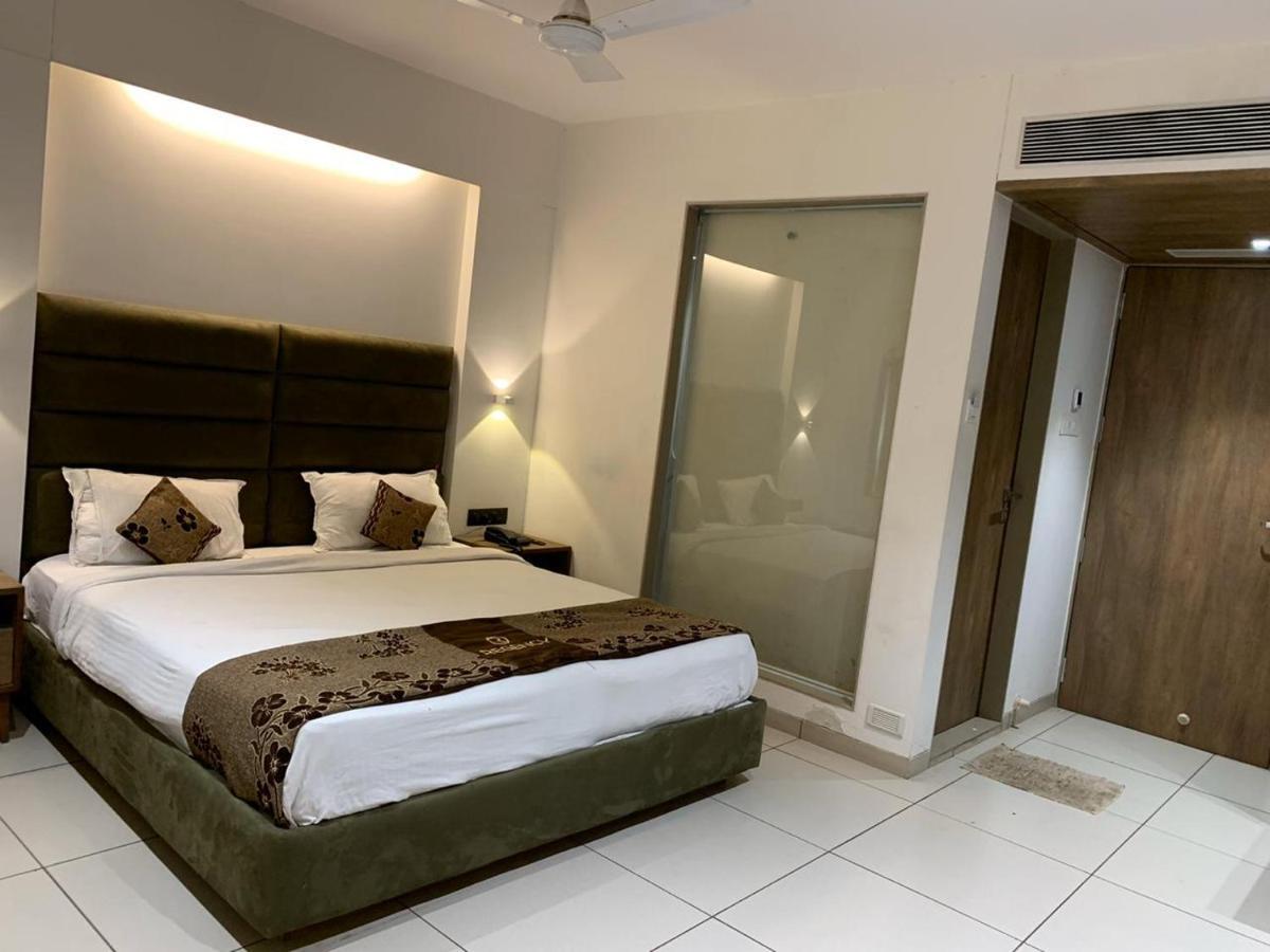 Hotel Regency สุรัต ภายนอก รูปภาพ