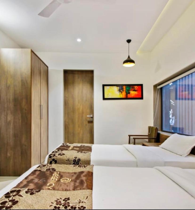 Hotel Regency สุรัต ภายนอก รูปภาพ