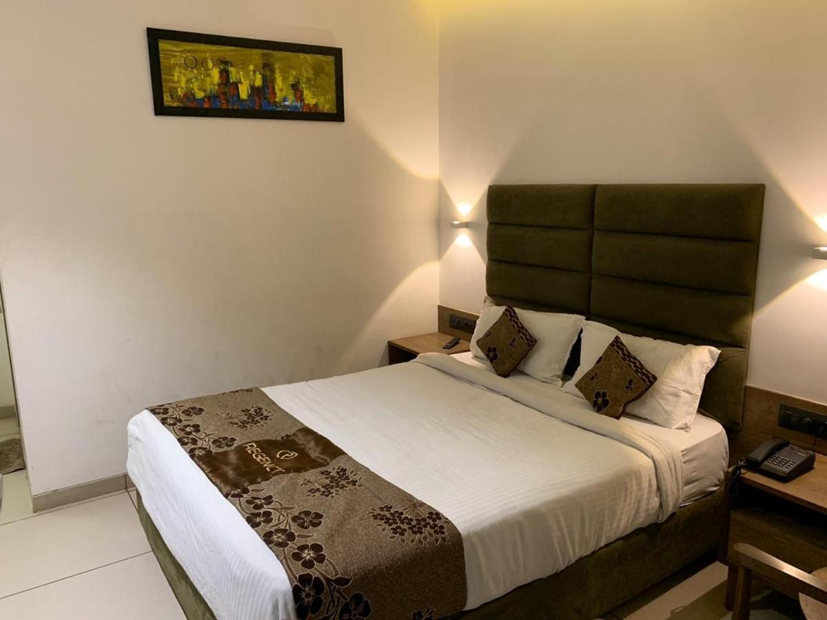 Hotel Regency สุรัต ภายนอก รูปภาพ
