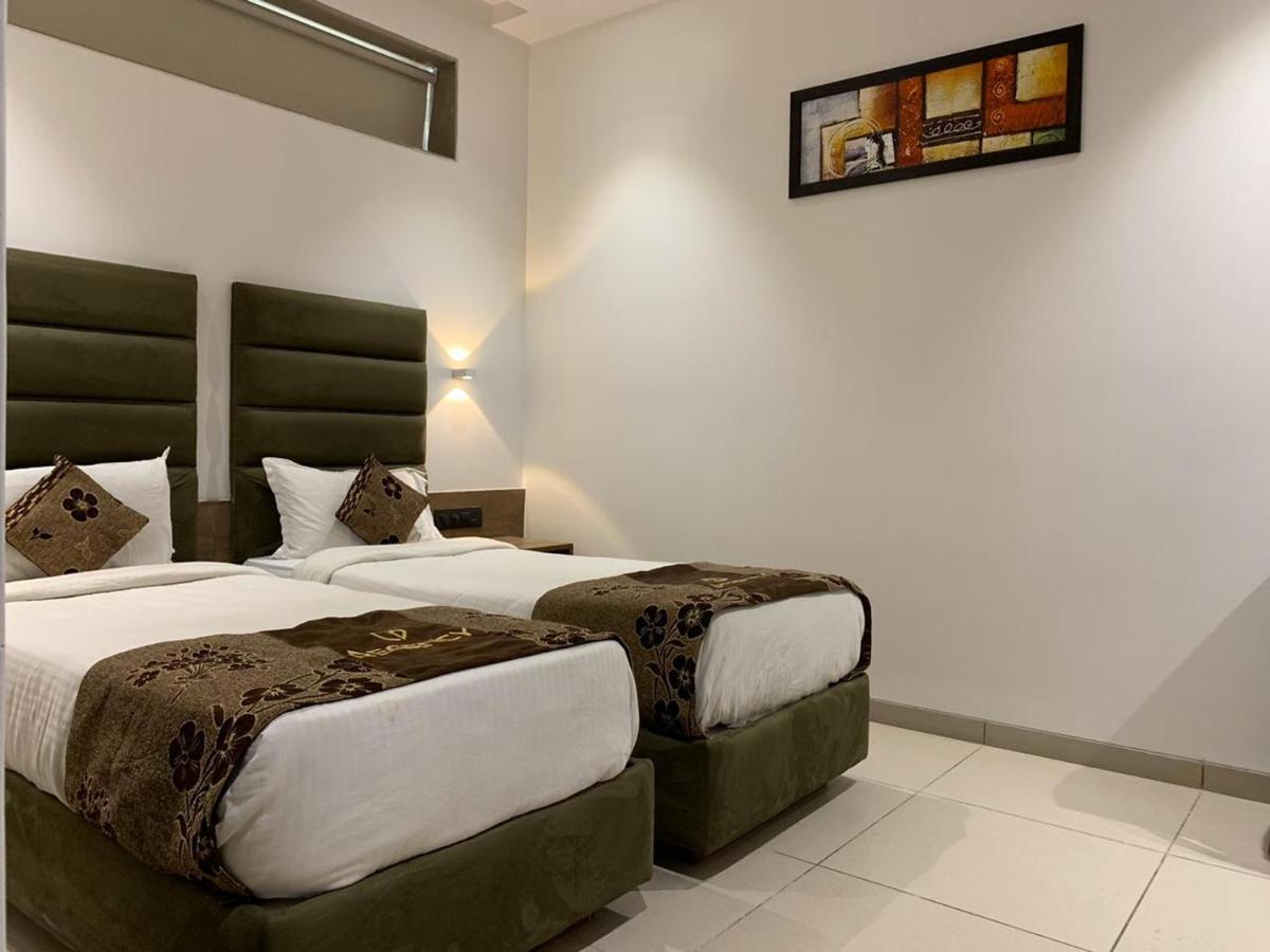 Hotel Regency สุรัต ภายนอก รูปภาพ