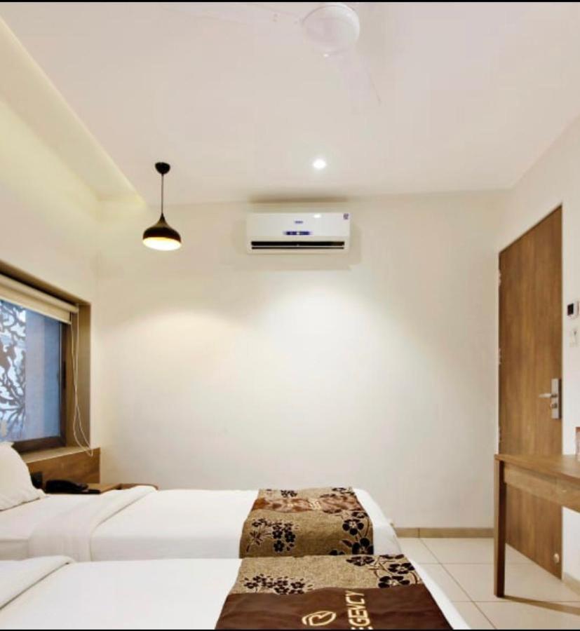 Hotel Regency สุรัต ภายนอก รูปภาพ