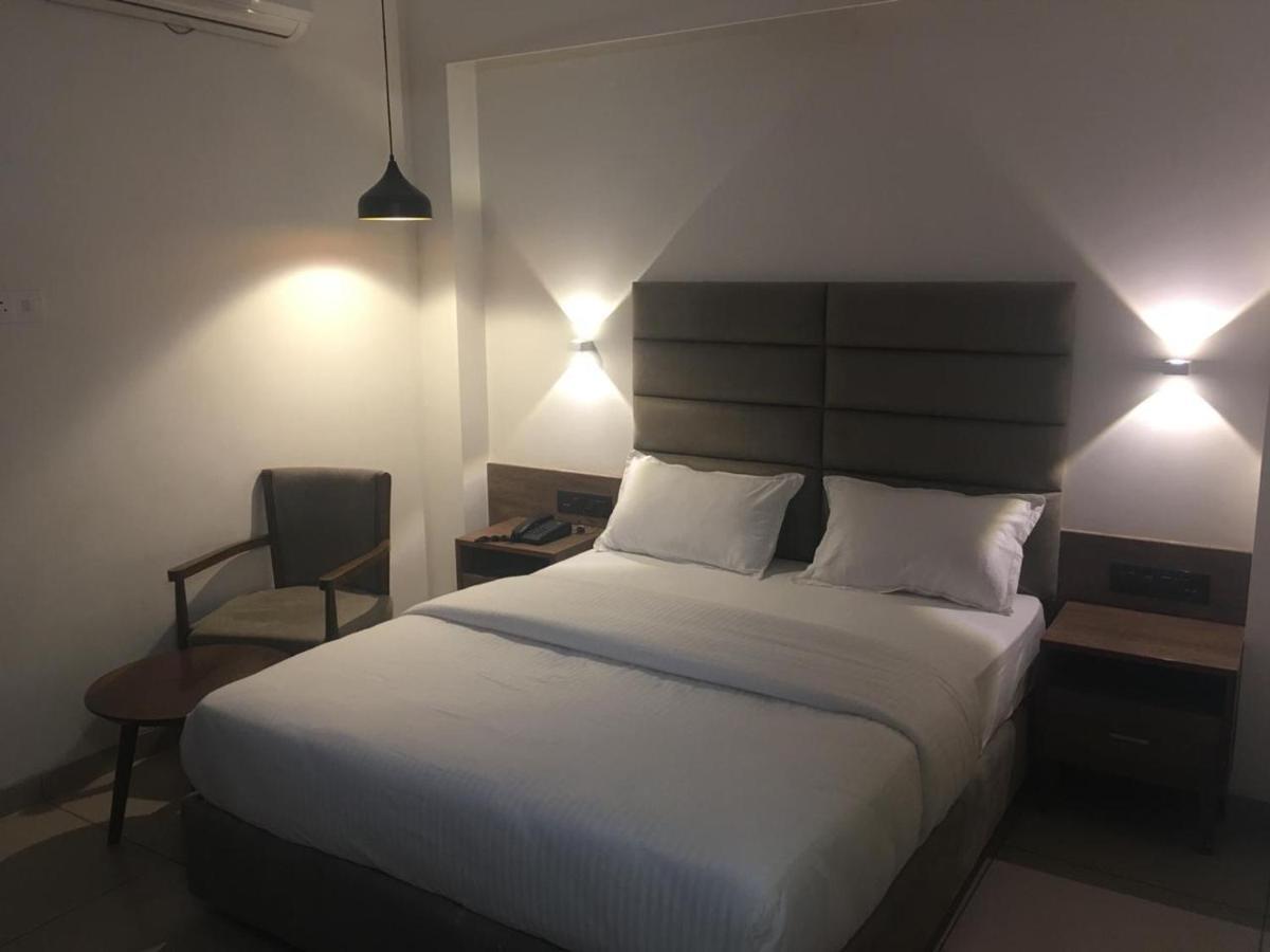 Hotel Regency สุรัต ภายนอก รูปภาพ