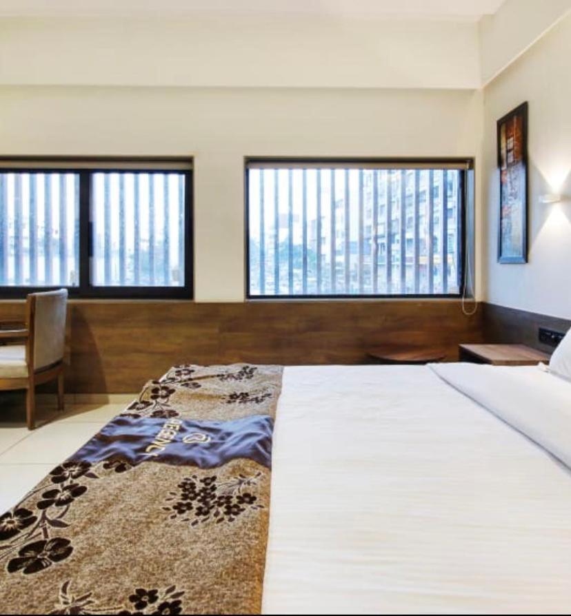 Hotel Regency สุรัต ภายนอก รูปภาพ